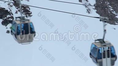 索道小屋<strong>快速行驶</strong>，运送滑雪者和滑雪者到滑雪场跑步